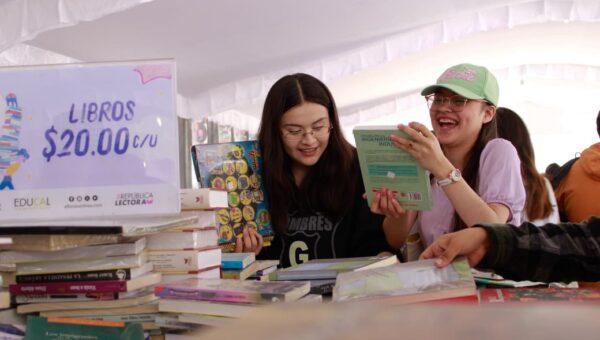 Libros desde 10 pesos: el Gran Remate reúne lectores en el Monumento a la Revolución