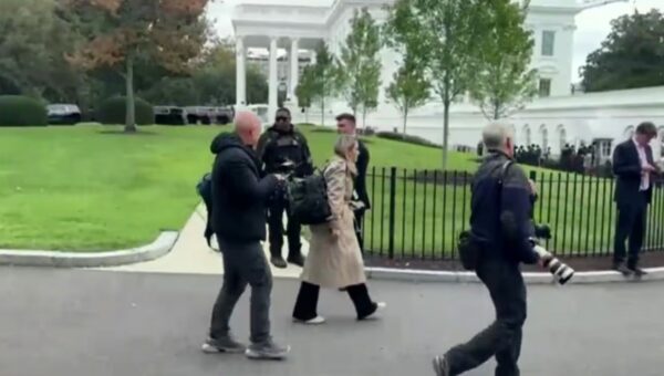 Periodistas de CNN, MS NOW y Politico ingresan a la Casa Blanca tras fallo judicial