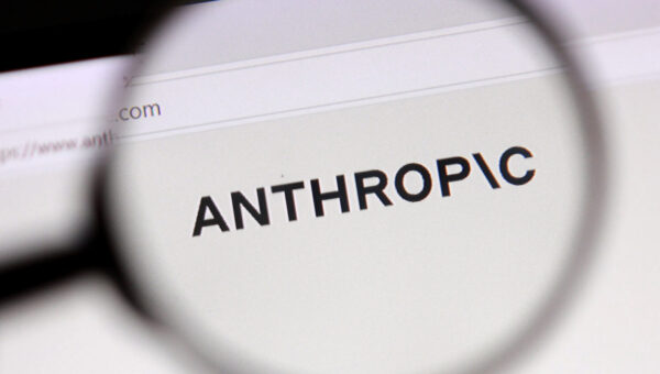 Una IA de Anthropic ayudó a hackear cuentas de OpenAI: así fue el ataque que encendió las alertas