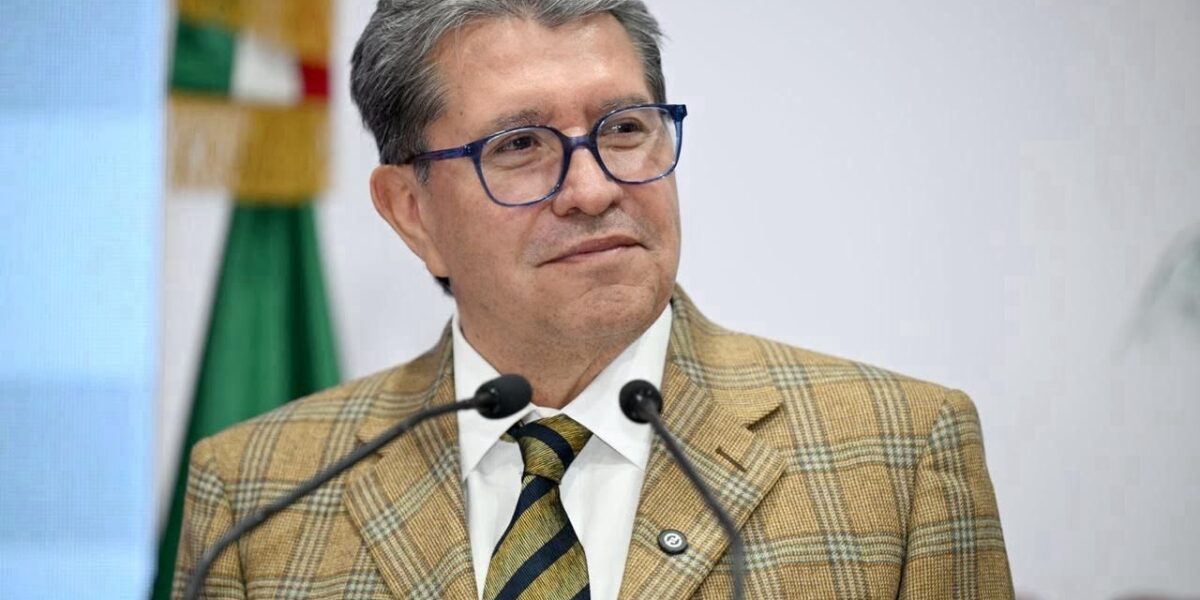 Ricardo Monreal frente a dos micrófonos durante un acto público.