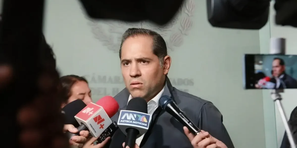 Raúl Bolaños-Cacho Cué atiende a medios de comunicación en la Cámara de Diputados