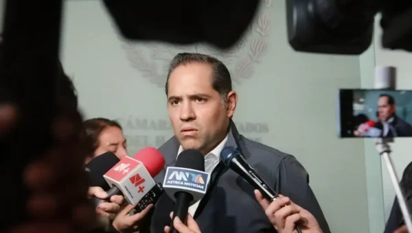 Raúl Bolaños pone el debate sobre nacionalidad única en el centro de San Lázaro